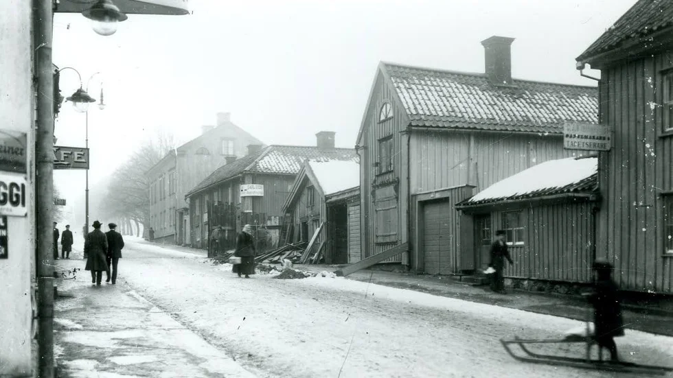 Storgatan. En gammal bild där vi kan notera att byggjobbare är i full gång med att reparera eller riva.