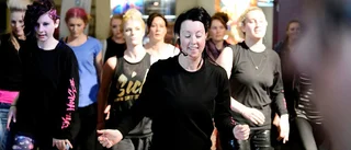 Ingela Arrbrant gör dansnummer till noshörningsgala