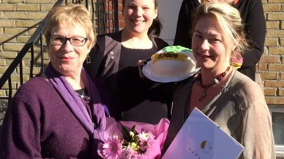 Liz Pettersson med blommor och diplom i handen uppvaktades av Eva-Lena Fungmark, Annika Stagård och Anette Torstensson från Centerkvinnorna.
