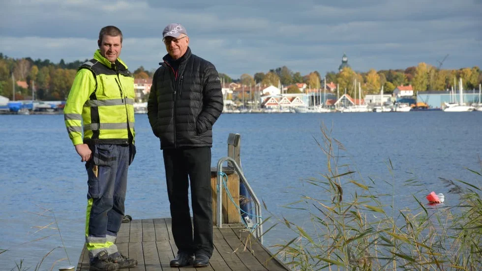 Sjöledning. Andreas Andersson från Gamleby Entreprenad och Per Söderqvist från den ideella förening som startats i Tättö vid den punkt där en sjöledning ska dras över havsviken Vivassen till Loftahammar.