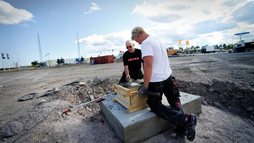 Byggprojekt. Företaget Eriksson & Lönn Bygg AB från Vetlanda, här representerade av Robert Edvardsson och Alexsander Jakobsson Russka, bygger de nya lokalerna för Blomsterlandet.