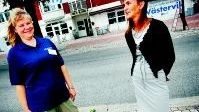 Flytta hit. Västerviks kommun fortsätter att gå på offensiven. Nu finns ytterligare ett informationskontor. Lämpligt placerat på sommarens turiststråk. Två som är beredda är Christina Larsson och Susanne Hamilton.Foto: ELLEN KINDSTRAND