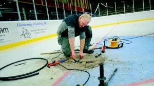 Fixaren. Jimmy Hägglund åkte 80 mil från Sundsvall och lagade hålet samt bytte hylsa i Tjusthallen. Foto: Anders Liljegren