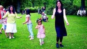 Lockande. Allsångsledaren Bosse Larssons glada sånger nådde ut från högtalare på midsommarfirande i Bruksparken i Ankarsrum och lockade till ringdans.