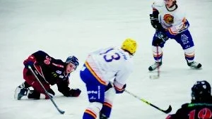 Avvaktar. VIK:s  Robin Ekström kryper omkring till vänster, och nere till höger avvaktar Kristian Westerman. Däremellan två motståndare bland annat nr 13 Stefan Kylbrink.                                         FOTO:Ellen kindstrand