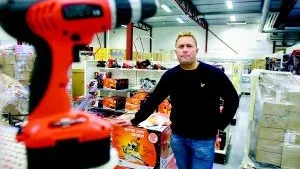 Karlsson nästa. Jan Tenemyr var tidigare ägare till järnhandeln AP Jonsson som gick i konkurs i januari i år. Nu kommer han vara med och öppna butikskedjan Karlsson som ägare av personalbolaget. Karlsson öppnar i Västervik den 2 mars.