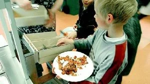 Dyrt. Kostnaderna för snöröjning och kost till skola och omsorg blev dyra för tekniska nämnden. Bokslutet visar på drygt 2,4 miljoner kronor i röda siffror.  Foto: Scanpix