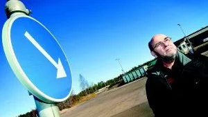 Färdriktningen. Lars-Göran Hallberg blickar framåt. Vägvalet i det stora är dock ganska enkelt. Vid kommande månadsskifte blir han pensionär. Efter 40 år lämnar "Hallberg på tippen" sin arbetsplats. Foto: MATILDA AHL
