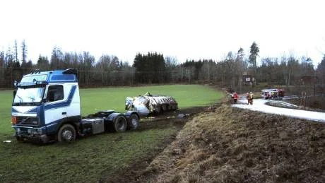 Rakt fram. I kurvan före avtagsvägen mot Mulestad gick lastbilen rakt fram och ut på gärdet. Tanken med 28 ton terpentin föll av ekipaget och landade på åkern. Varken personskador eller läckage från tanken rapporteras. FOTO: HANS BRANDIN