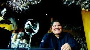 Harrys. Violeta Hallin arbetar på Restaurang Harrys i Västervik som servitris. På platsen finns flera familjemedlemmar. foto:anders steiner