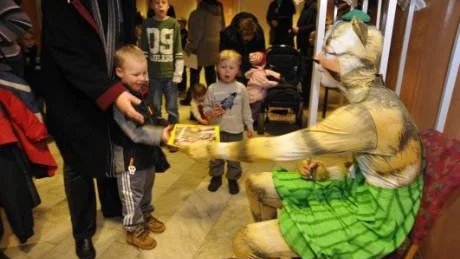 Felix Hagelin, tre och ett halvt år, uppskattade föreställningen och blev glad när han fick en autograf av katten Findus, alias Joel Berntsson. Foto: Ilkka Ranta