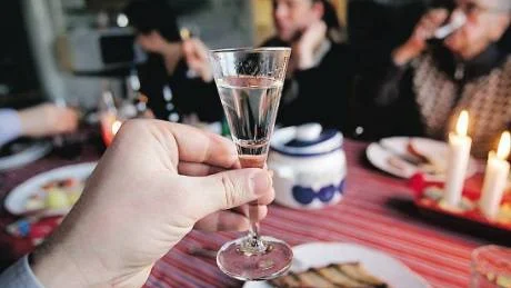 Nyktert julbord. I Vimmerby råder strikt snapsförbud när kommunen bjuder på julmat. Foto: Fredrik Sandberg/SCANPIX