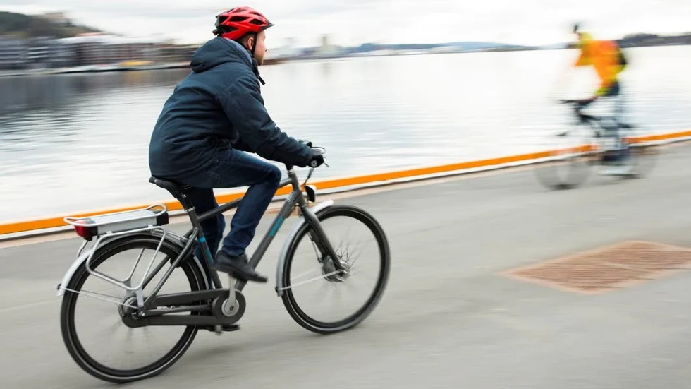 Skribenten menar att elcyklister måste visa hänsyn när de färdas på gångvägar.