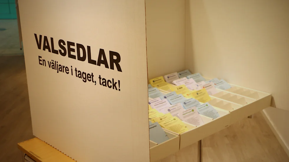 Moderaternas och Sverigedemokraternas yngsta kandidater till kommunfullmäktige i Katrineholm är inte längre valbara eftersom de inte är folkbokförda i kommunen.