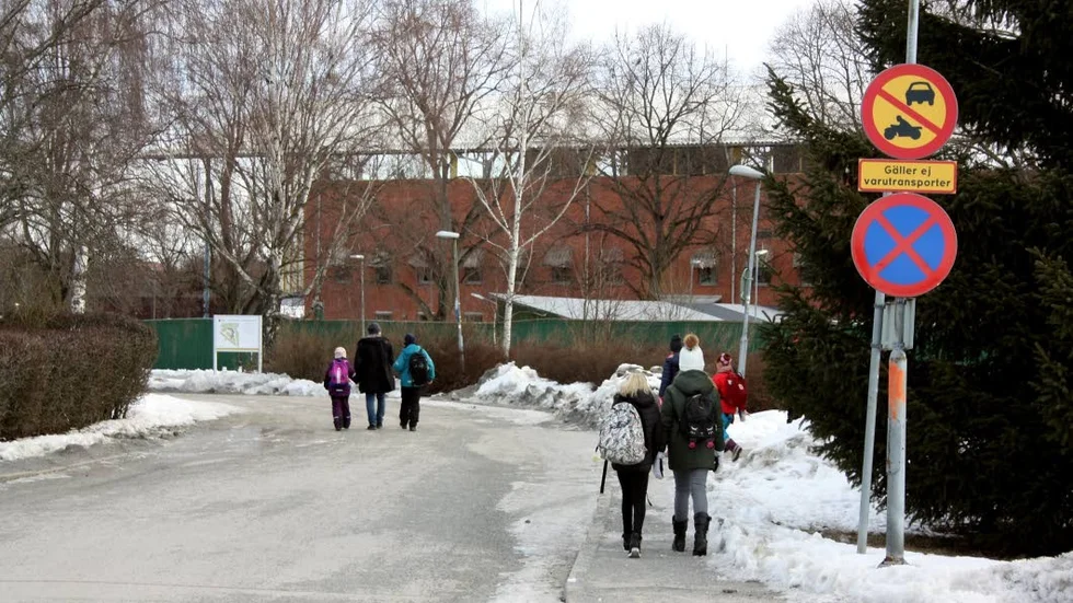 Munkssundskolan. Insändarskribentens familj valde att bosätta sig nära Munksundsskolan för att barnen enkelt skulle kunna ta sig till skolan. Nu är  de besvikna över att gränserna för upptagningsområdet ändrats och att barnen får en längre och farligare skolväg.