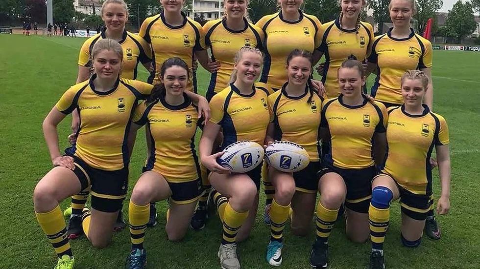 Matilda Toresäter (2:a fr. vänster nedre) och Moa Krantz (3:a fr. vänster övre) gjorde bra ifrån sig under Junior-EM i Vichy.