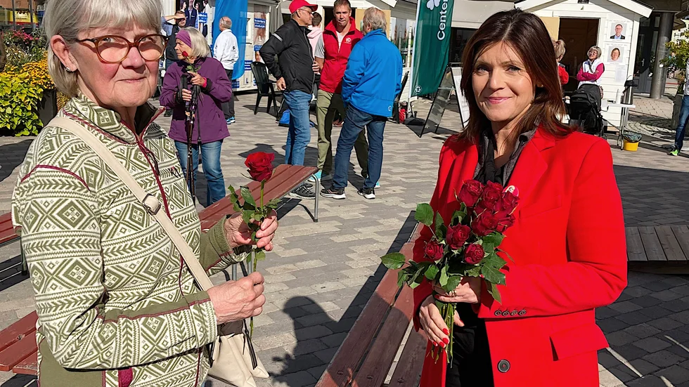 Möte med väljare. Bodensaren Ulla-Maj Nord fick en ros av Arbetsmarknads- och jämställdhetsminister Eva Nordmark (S). "Jag har alltid gillar socialdemokraterna. Det är sedan barnsben. Eva verkar vara en duktig kvinna vad jag sett och det var roligt att träffa henne".
