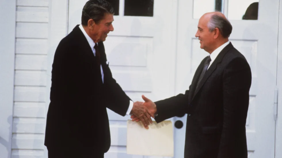 Michail Gorbatjov, här vid nedrustningsförhandlingarna med Ronald Reagan 1986, avled i tisdags.