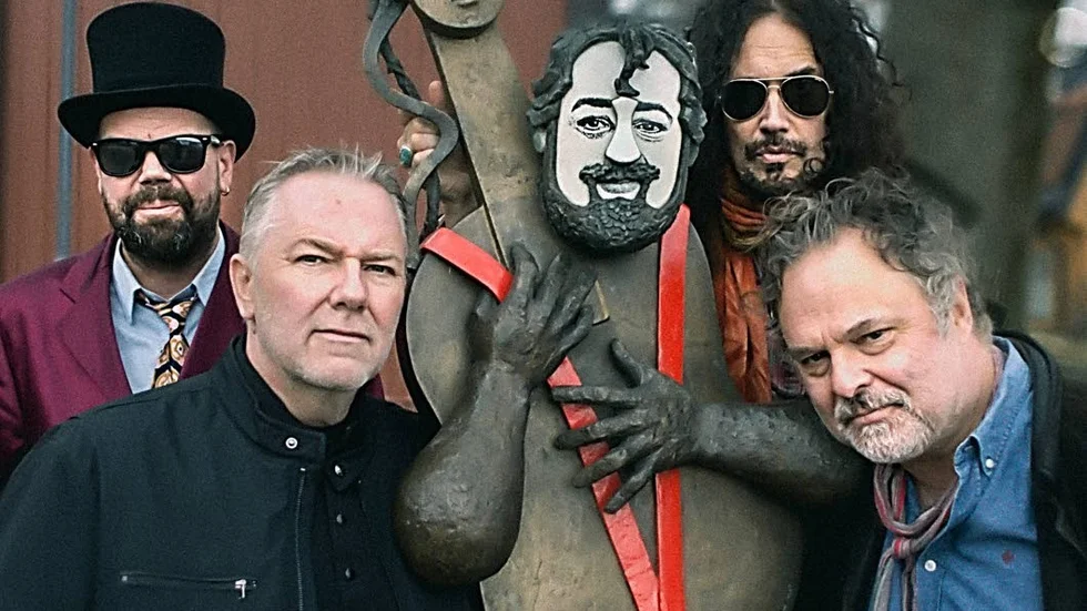 Janne Åström och hans band Medborgarna uppträder i Västerledskyrkans jazzcafé .