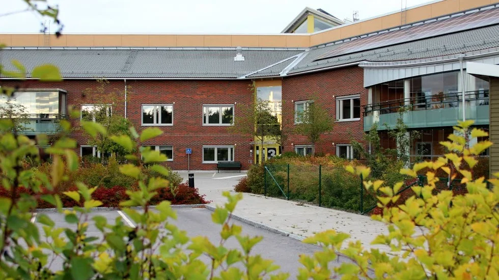 De förstör trädgården runt äldreboendet Åkersbergsvägen tre, anser insändarskribenten.