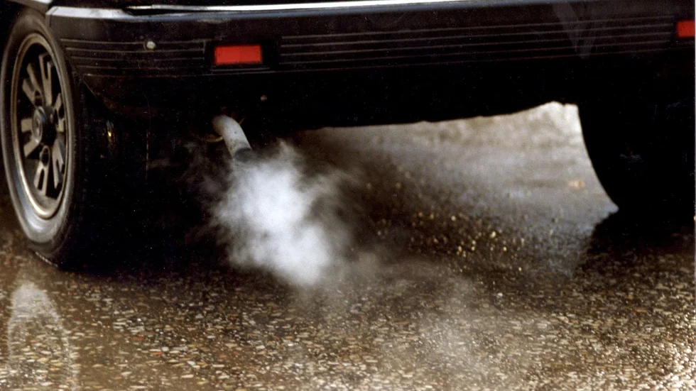 Maxfart på vägen förbi macken kan ligga på över 100 km/tim. Det körs runt och gasas med bilarna så vägbanan blir svart av deras däck, skriver en boende i området.