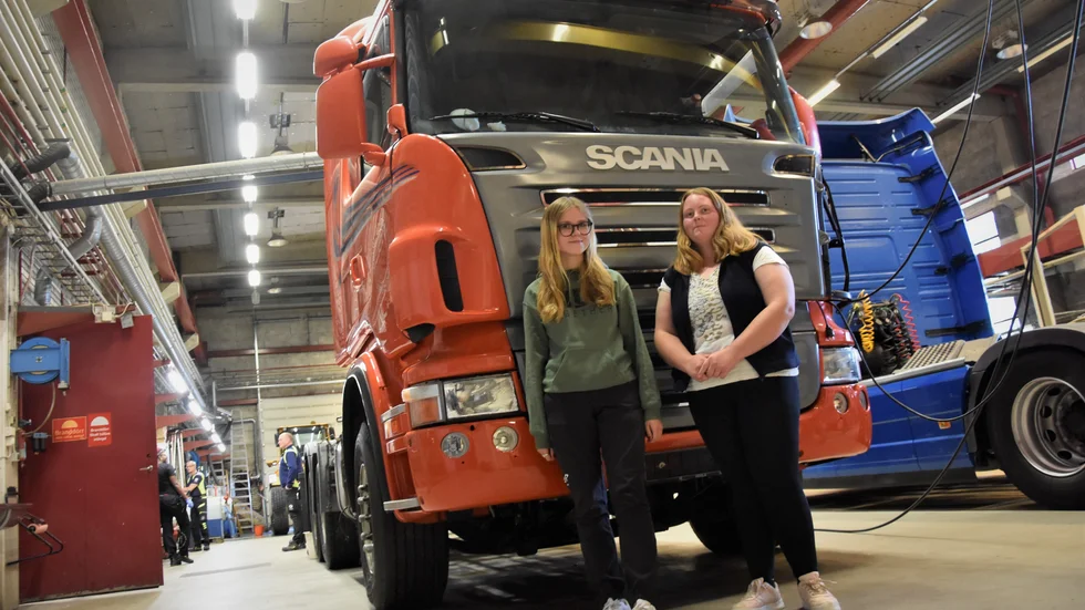 Edith Jauhiainen och Elvira Kieri är två av fyra tjejer som precis börjat Fordons- och transportprogrammet vid Gränsälvsgymnasiet.