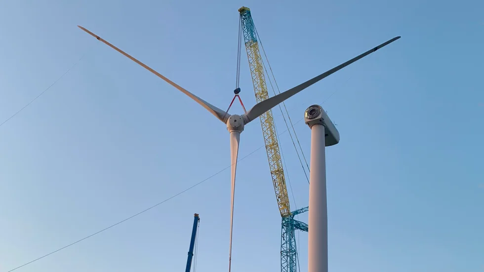 Så här såg det ut när ett av vindkraftverken i Uljabuouda monterades ned. Nedmonteringsprocessen är vindkänslig då de långa rotorbladen kan fångas av vinden och välta den kran som håller i repen. (Arkivbild)