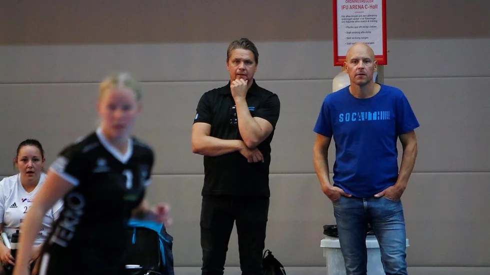 Patrik Irvebrandt (i svart) har valt att kliva av rollen som tränare i EIBK.