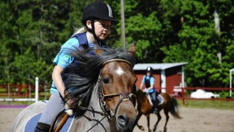 Thea Essén är en av tjejerna som fick coachning på ridlägret i Frösvi.Foto:Elin Astrid Lönn