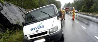 Körde in i bergvägg på E22