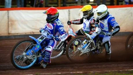 Chris Harris, röd huva, var omutlig genom att ta 19+2 poäng. I trejde heatet fick Piraternas Linus Sundström, vita huva, och Rafal Dobrucki, gul huva, blir ifrånåkta av Västerviks britt Chris Harris.