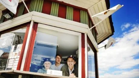 Fanny Askbrandt Pecher, Adam Stengård och Ulrika Peacher i ny glasskiosk som skapar sommarjobb åt ungdomar. Foto: Ellen Kindstrand
