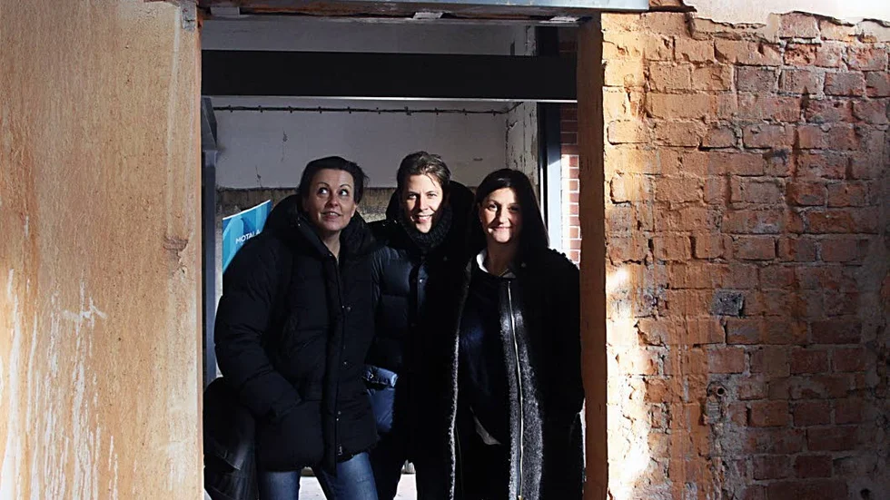 Kristin Ericsson, Joakim Ljungqvist och Camilla Egberth gratuleras, bland många andra, för tillkomsten av Motala Företagscenter med Coffice.