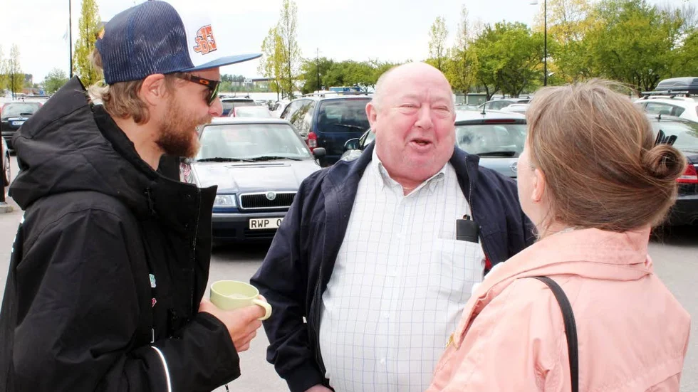 Jonas Davidsson snackar speedway med Allan Trulsson och Britt-Marie Jildentun. Piratföraren mötte folket i Motala hamn.
