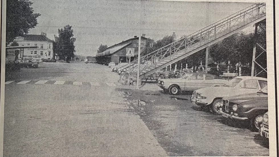 I augusti 1972 kunde man läsa i Kuriren att gångbron som då gick över järnvägen planerades att bytas ut mot en gångtunnel under järnvägen. Vilket sedan blev verklighet.