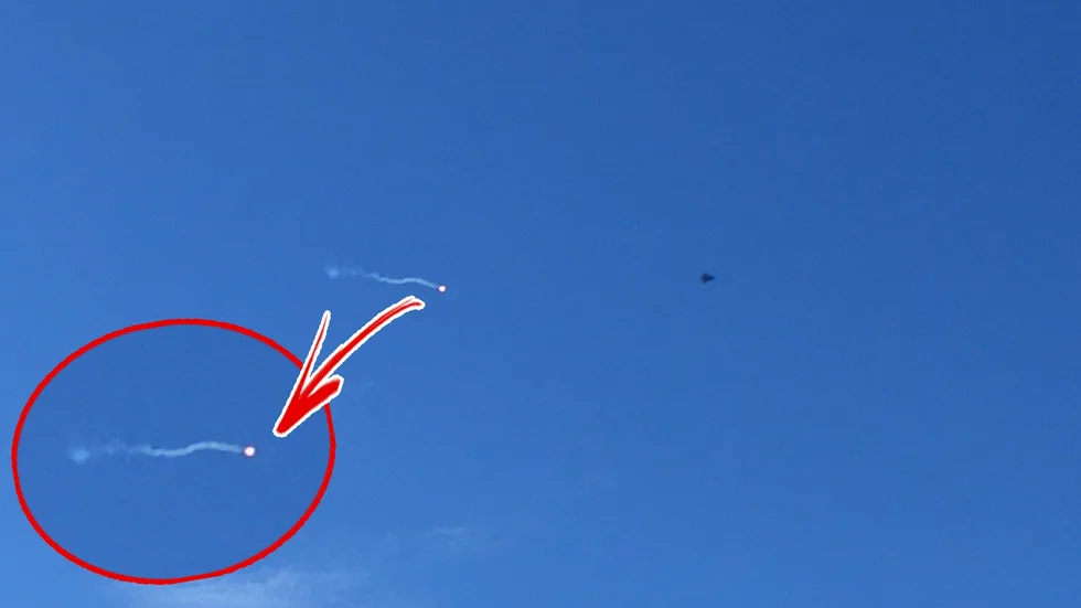 LÄSARBILD. På tisdagen syntes militärliknande flygplan släppa lysande objekt över Skellefteås luftrum.