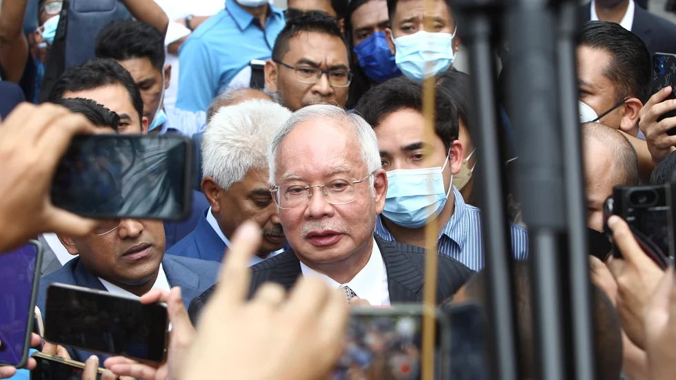 Najib Razak utanför domstolen på tisdagen.