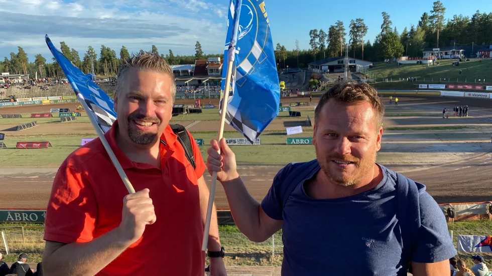 Piraternas supportrar Rickard Allardh och Patrik Lundin kisade mot solen inför match. Intresset ökar för Motalalaget i säsongens slutskede.