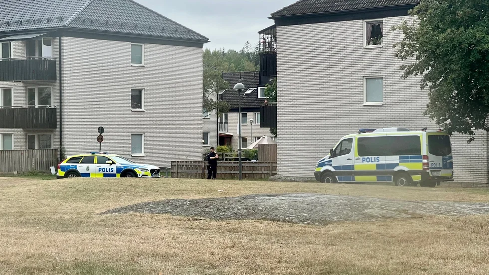 Polispatruller på plats vid den misstänkta brottsplatsen i Skäggetorp.