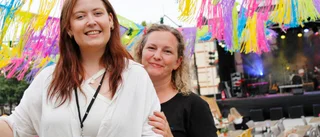 "Vi krämar ur det sista ur sommaren" – Fest och fiesta på torget i sensommarkvällen 