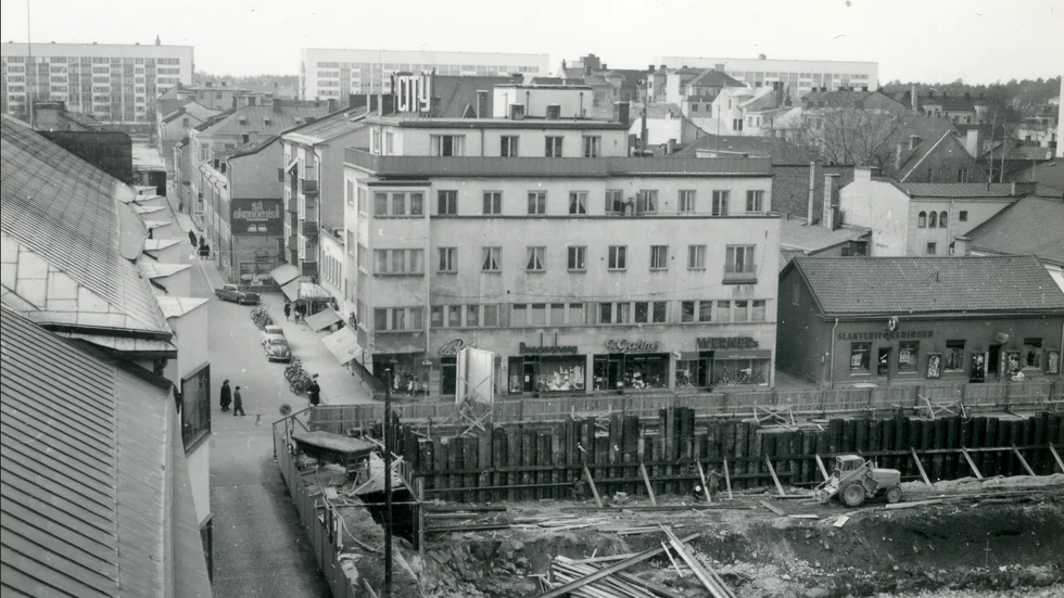 1963 – en byggarbetsplats och en affärsgata från ovan. På Kungstagan låg bland annat Bredenbergs Strumpor och G Gahms Försäljning som sålde väskor.