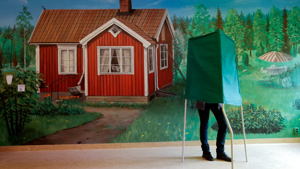 Bara en person åt gången får lov att ställa sig bakom skärmen. Arkivbild.