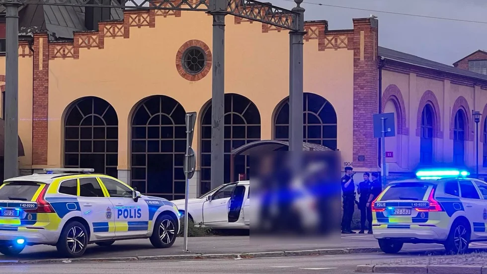 En bil har stoppats på Hospitalsgatan i Norrköping.
