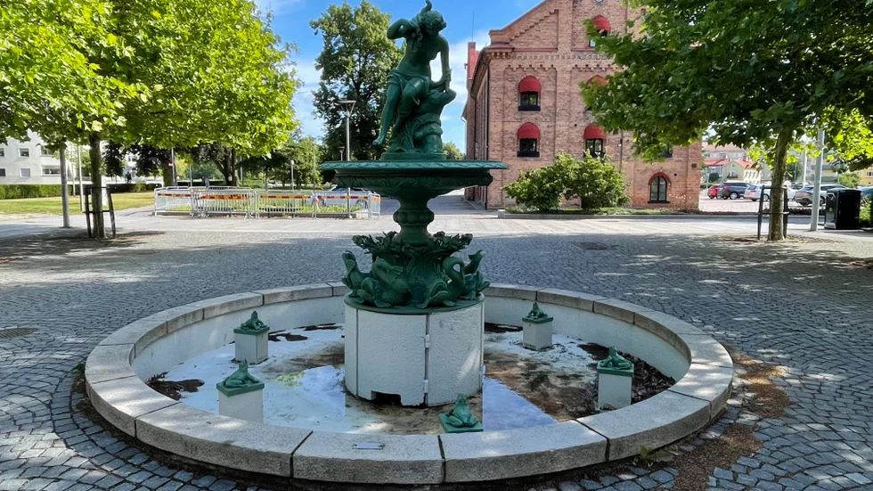  
Kvinna med ymnighetshorn på Smörtorget.