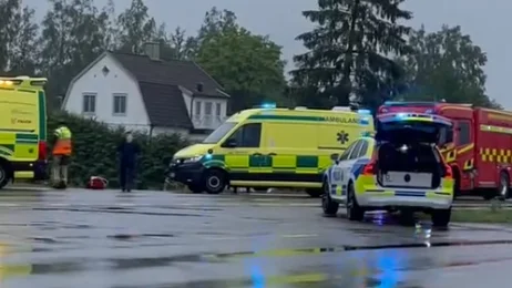 Räddningstjänst, polis och ambulans larmades till platsen.