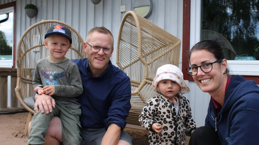 På den nyanlagda sandterrassen har ägarfamiljen till Vimmerby Camping tagit plats: Leyton, 4 år, Hampus Weth Wolmeryd, Chloe, 1,5 år, och Elisabeth Weth Wolmeryd.