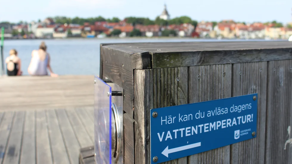 Här får man veta hur svalt det är i vattnet, före doppet.