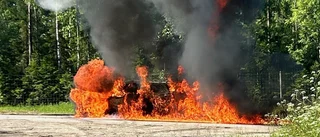 Bilbrand efter E4 – bilen helt övertänd