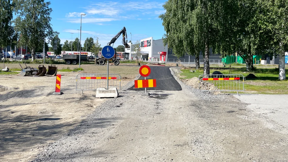 Den nya gång- och cykelvägen är dragen till Tipshusets tomtgränsen, därefter finns det bara grus.