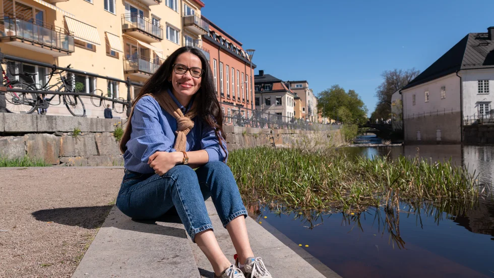 Farah Bayoudh från Tunisien för fem år sedan. Nu bor hon i Uppsala och pendlar till Dramaten i Stockholm, där hon spelar i pjäsen "77 meddelanden till framtiden". 